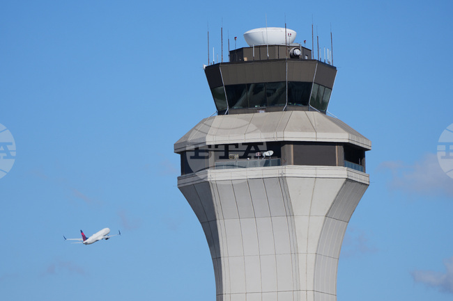 Почти половината от големите летища в САЩ са засегнати от недостиг на авиодиспечери заради спирането на работата на федералните служби