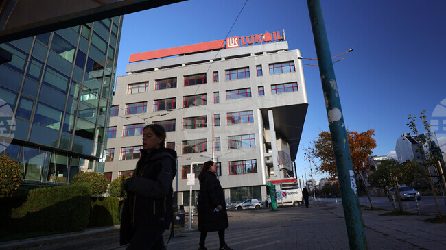 „Лукойл“ си запазва правото да търси съдебна защита на своите права и интереси в България, обяви руската компания