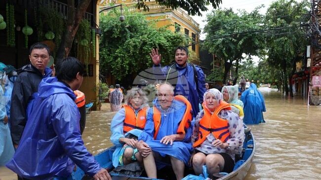 Десет души загинаха, а над 100 000 домове бяха наводнени, заради проливните дъждове във Виетнам