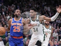 Knicks Bucks Basketball