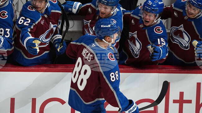 Мартин Нечас отпразнува новия си договор с гол и две асистенции за победа на Колорадо Аваланш срещу Вегас Голдън Найтс