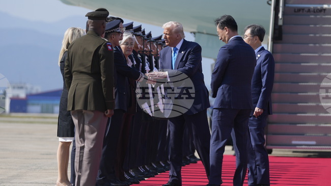 Тръмп кацна в Южна Корея за търговски преговори