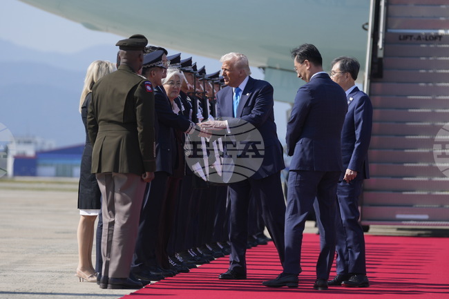 Тръмп кацна в Южна Корея за търговски преговори