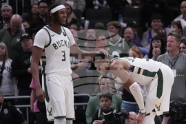 Knicks Bucks Basketball