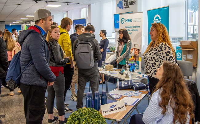 Кариерният форум „Стъпка към бъдещето“ в Технически университет – Варна привлече над 50 водещи компании и стотици студенти