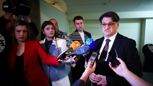 Има неистини, които ми уронват престижа, каза министър Бачев за обвинения актьор от театралната му работилница 