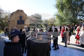 Молдова - Ден на бесарабските българи - паметник - цветя