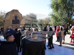 Молдова - Ден на бесарабските българи - паметник - цветя