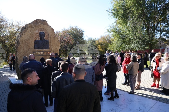 Молдова - Ден на бесарабските българи - паметник - цветя