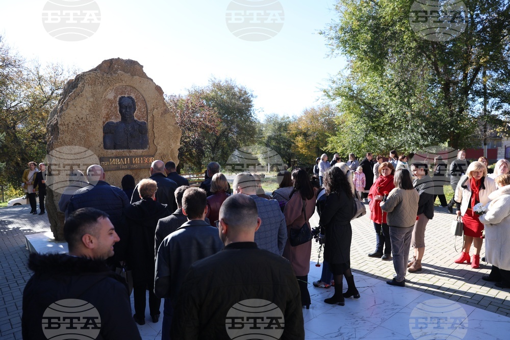 Молдова - Ден на бесарабските българи - паметник - цветя