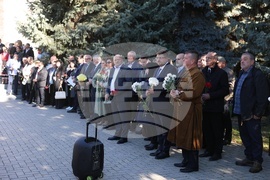 Молдова - Ден на бесарабските българи - паметник - цветя