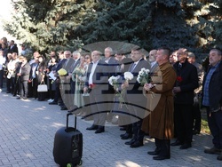 Молдова - Ден на бесарабските българи - паметник - цветя