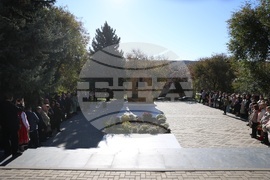 Молдова - Ден на бесарабските българи - паметник - цветя