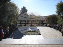 Молдова - Ден на бесарабските българи - паметник - цветя