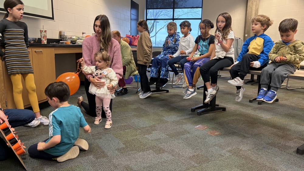 Карнавал и игра „Пакост или лакомство“ бяха организирани в Българското неделно училище „Родолюбие“ в Синсинати, САЩ