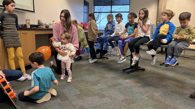 Карнавал и игра „Пакост или лакомство“ бяха организирани в Българското неделно училище „Родолюбие“ в Синсинати, САЩ