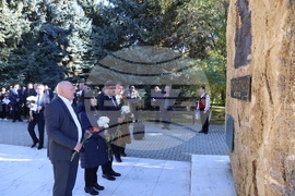 Молдова - Ден на бесарабските българи - паметник - цветя