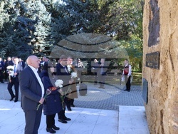 Молдова - Ден на бесарабските българи - паметник - цветя