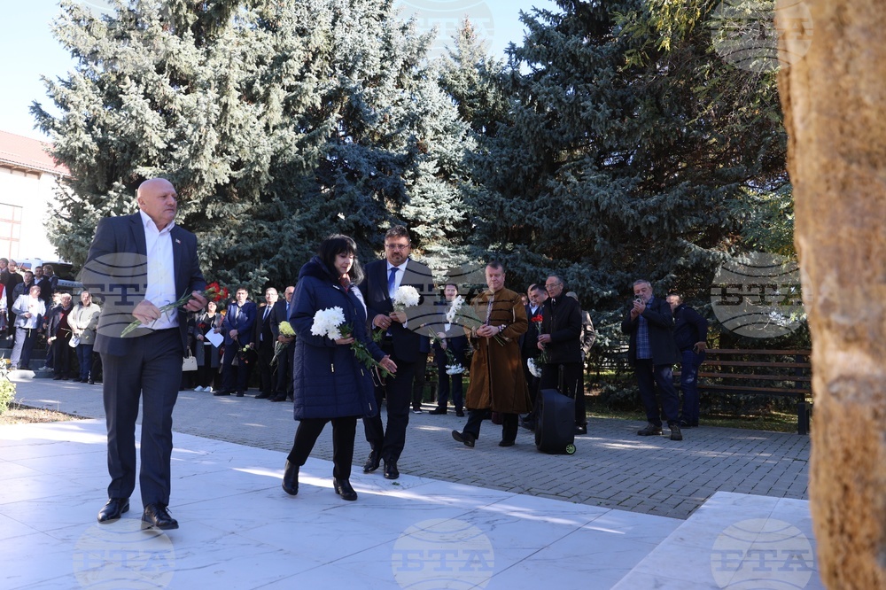 Молдова - Ден на бесарабските българи - паметник - цветя