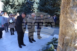 Молдова - Ден на бесарабските българи - паметник - цветя