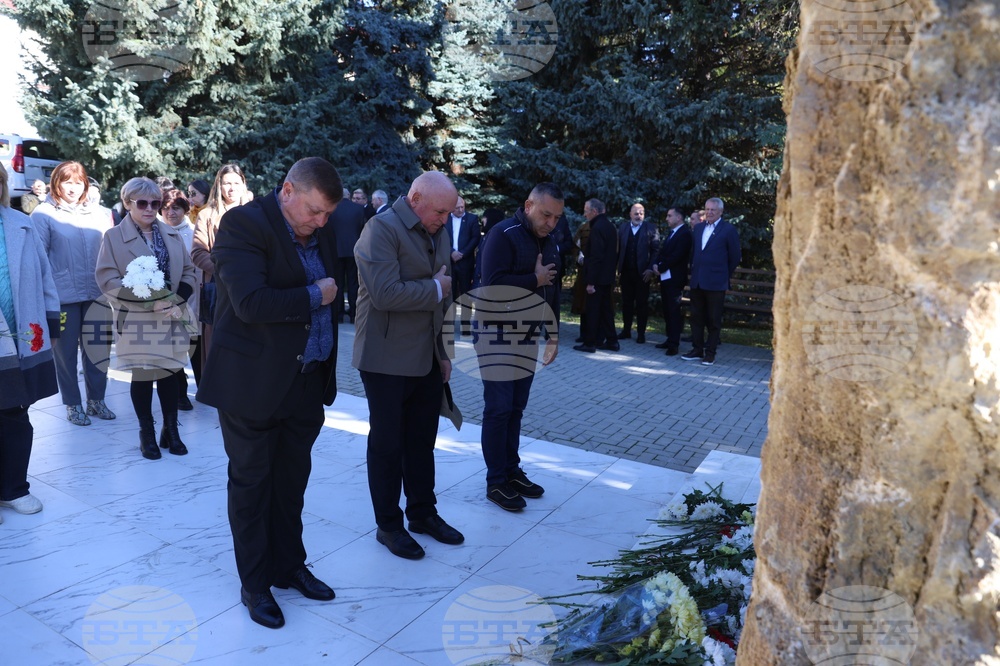 Молдова - Ден на бесарабските българи - паметник - цветя