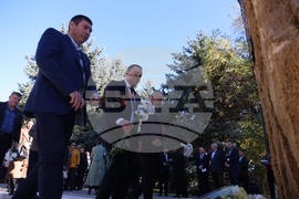 Молдова - Ден на бесарабските българи - паметник - цветя