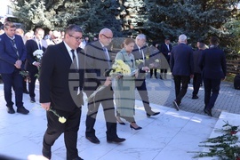 Молдова - Ден на бесарабските българи - паметник - цветя