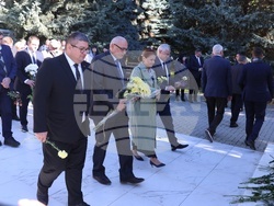 Молдова - Ден на бесарабските българи - паметник - цветя