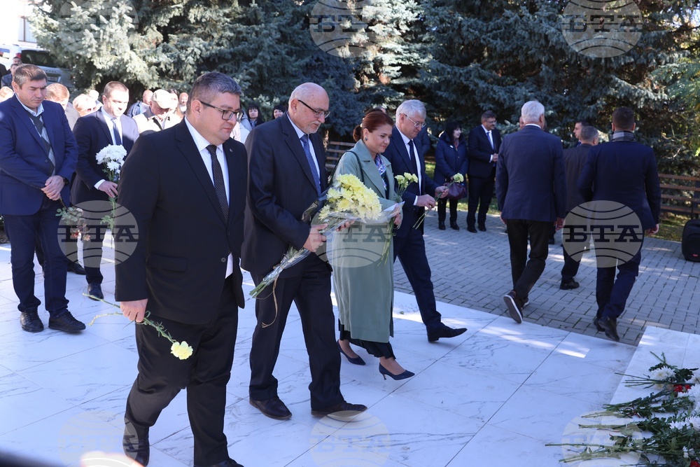 Молдова - Ден на бесарабските българи - паметник - цветя