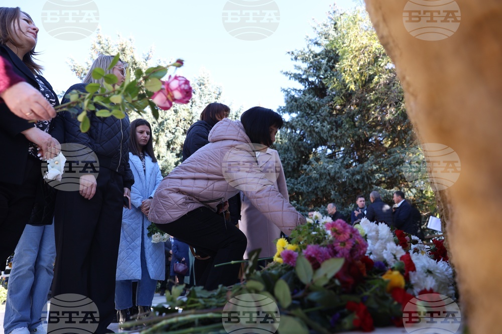 Молдова - Ден на бесарабските българи - паметник - цветя