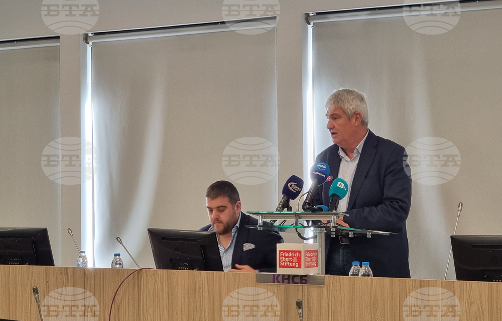 Минималната работна заплата ще бъде 605 евро вместо 620 евро, което е 180 евро по-малко на година за всеки работещ, каза Любослав Костов от КНСБ