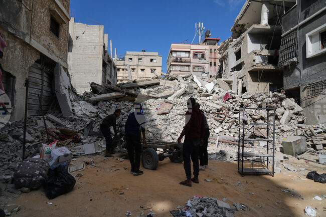 Израел каза, че ще спазва примирието в Газа, след като нанесе въздушни удари, при които по палестински данни са убити над 100 души 