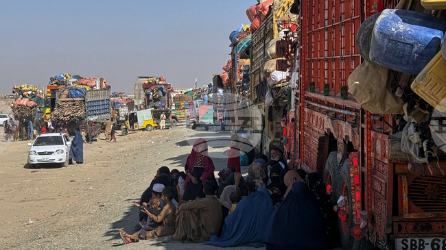 Пакистан отвори отново границата си с Афганистан за репатриране на бежанци