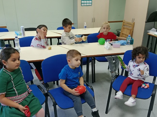 Урок на тема „Плодове и зеленчуци“ се състоя в подготвителната група към Българското училище „Васил Левски“ в Ехея де лос Кабайерос, Испания