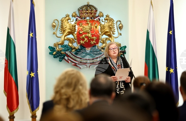 Азбуката, писането и четенето са най-крехката човешка дейност, без която развитието на интелекта е немислимо, каза проф. Вася Велинова