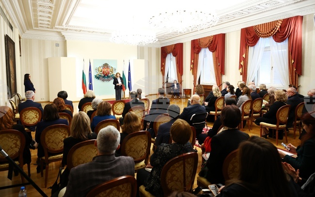 Вицепрезидентът Илияна Йотова представи сборника „Азбука. Език. Идентичност“