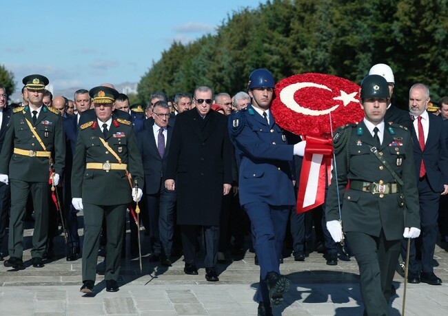 Работим по примера на Ататюрк Турция да върви начело със съвременните цивилизации, каза Ердоган на честванията за турския национален празник