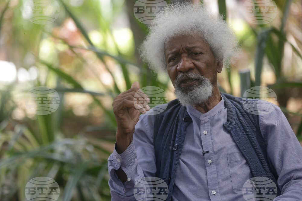 Нигерийският писател Уоле Шоинка, носител на Нобелова награда за литература, заяви, че визата му за влизане в САЩ е била отнета