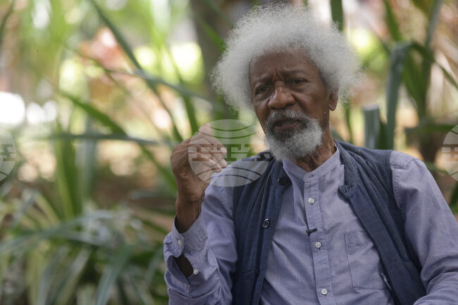 Нигерийският писател Уоле Шоинка, носител на Нобелова награда за литература, заяви, че визата му за влизане в САЩ е била отнета