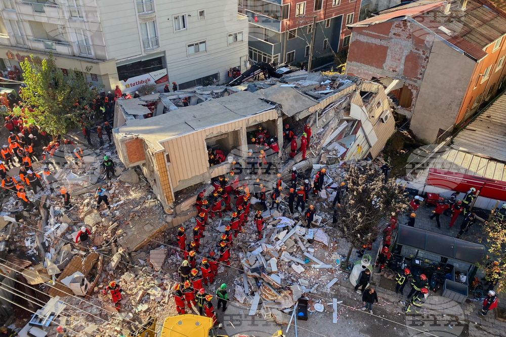 Тяло на дете е открито сред отломките на рухналата сграда край Истанбул