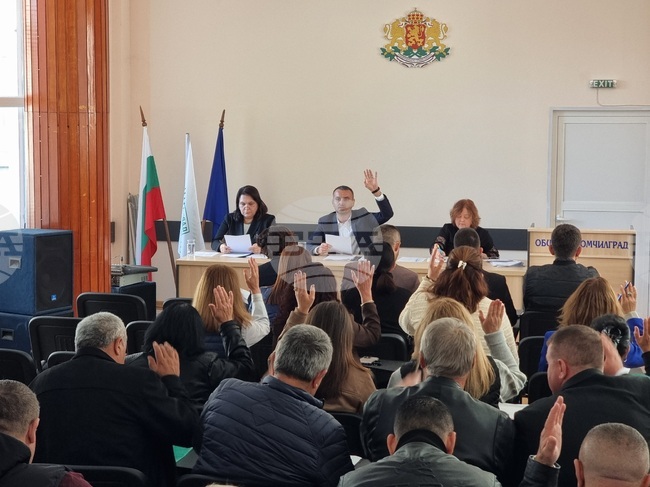 По-малко приходи от местни дейности и по-малко разходи за такива планира Община Момчилград с приетата днес тригодишна прогноза