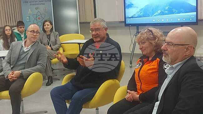 Ученици от Втора английска гимназия в София се срещнаха с български антарктици