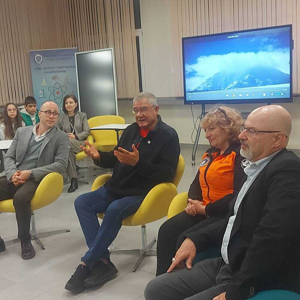 Ученици от Втора английска гимназия в София се срещнаха с български антарктици