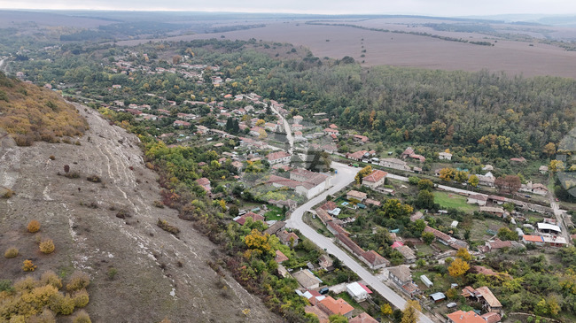 Има възможност за изграждане на център за бежанци в бившето военно поделение до Сеново, съобщи кметът на Ветово Мехмед Мехмед 