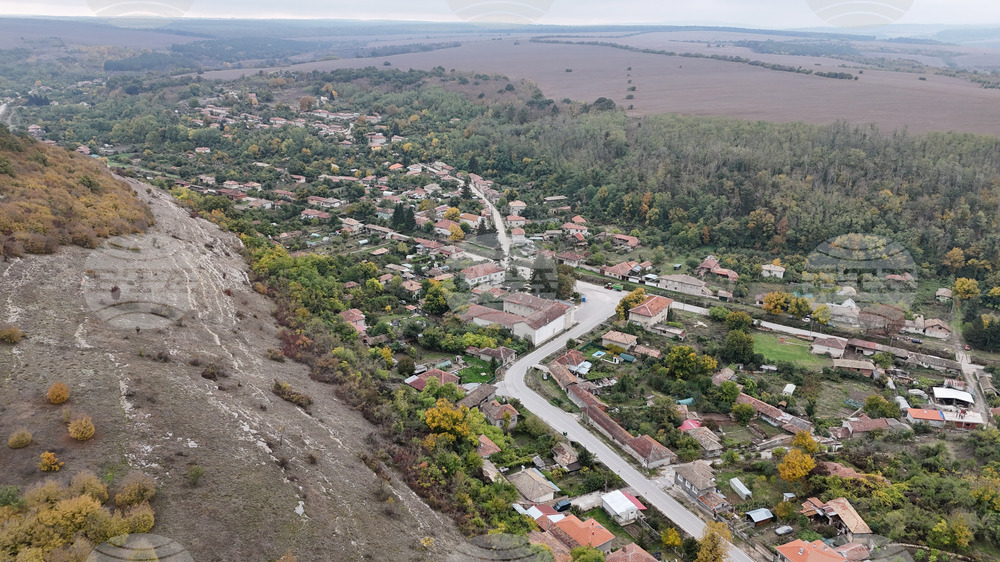 Има възможност за изграждане на център за бежанци в бившето военно поделение до Сеново, съобщи кметът на Ветово Мехмед Мехмед 