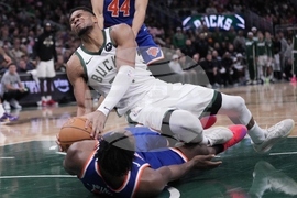 APTOPIX Knicks Bucks Basketball