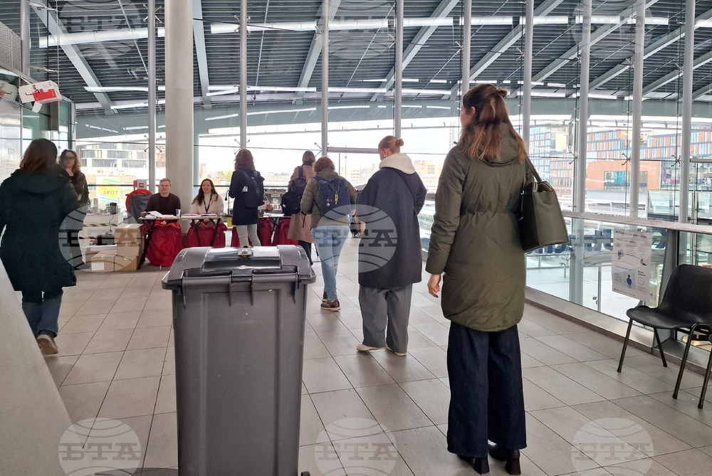 Много избирателни секции се препълниха с края на работния ден и началото на дъжда