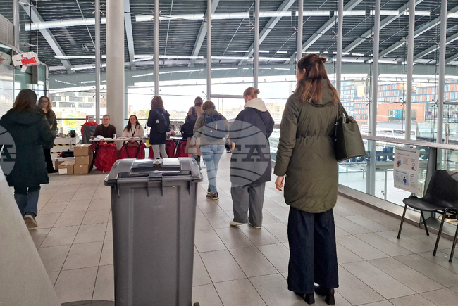 Много избирателни секции се препълниха с края на работния ден и началото на дъжда