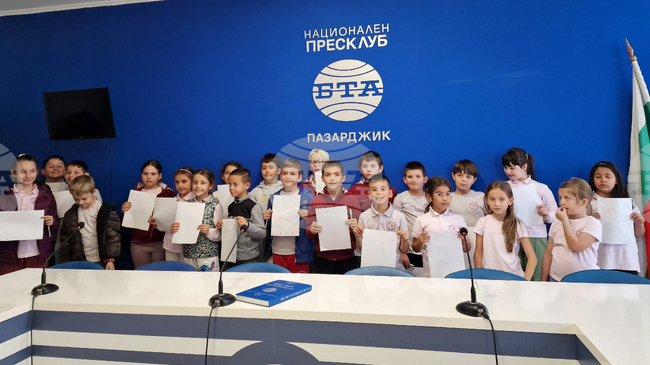 Ученици от Основно училище "Проф. Иван Батаклиев" посетиха Националния пресклуб на БТА в Пазарджик и се запознаха с историята на медията