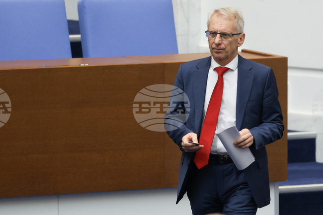 Изпращам парламентарен въпрос към премиера, за да изясни позицията на правителството за военната помощ за Украйна, написа Николай Денков 